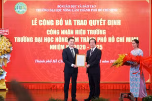 Bộ trưởng Nguyễn Kim Sơn (phải) trao quyết định công nhận Hiệu trưởng Trường Đại học Nông Lâm TPHCM đối với PGS.TS Nguyễn Tất Toàn. Ảnh: Mạnh Tùng