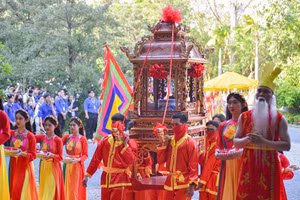 Nghi thức rước kiệu tại buổi lễ dâng hương, tri ân công đức các Vua Hùng tại Trường Đại học Văn Lang, chiều 18/4. Ảnh: NTCC