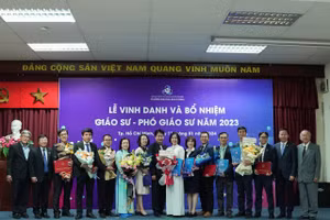 13 Giáo sư, Phó giáo sư của Trường Đại học Bách khoa TPHCM được vinh danh và bổ nhiệm. Ảnh: N.Quỳnh 