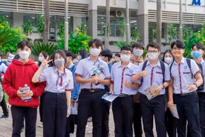 Học sinh tham gia ngày hội tư vấn xét tuyển đại học,cao đẳng tại Trường Đại học Sư phạm Kỹ thuật TPHCM ngày 14/1. Ảnh: HCMUTE