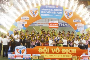 Đội Trường Đại học Sư phạm Thể dục Thể thao TPHCM nhận cúp vô địch TNSV THACO Cup 2024. Ảnh: Lê Nam