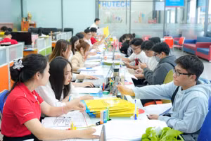 Thí sinh đăng ký xét tuyển vào Trường Đại học Công nghệ TPHCM. Ảnh: HUTECH