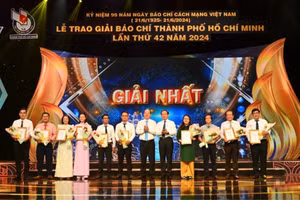 Ông Nguyễn Văn Nên và ông Nguyễn Hồ Hải trao giải cho các tác giả đoạt giải Nhất, Giải Báo chí TPHCM lần thứ 42. (Ảnh: SGGP)