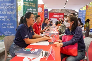 Học sinh và phụ huynh tìm hiểu thông tin tuyển sinh của Trường Đại học Văn Lang. Ảnh: VLU