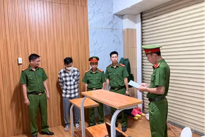 Công an thi hành lệnh bắt, khám xét đối với Trần Quốc Huy. (Ảnh: Công an Đồng Nai)