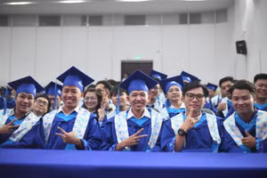 Các tân kỹ sư, kiến trúc sư, cử nhân Trường Đại học Bách khoa - Đại học Quốc gia TPHCM tại lễ tốt nghiệp sáng 26/4. Ảnh: N. Quỳnh