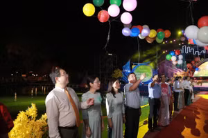 Các đại biểu thực hiện nghi thức thả thơ trong đêm thơ Nguyên tiêu TP Biên Hòa 2024. Ảnh: Phúc Minh