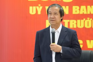 Bộ trưởng Nguyễn Kim Sơn chủ trì buổi làm việc tại Trường Đại học Nông Lâm TPHCM. Ảnh: Mạnh Tùng