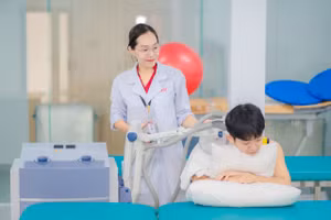 Sinh viên ngành Phục hồi chức năng HIU được Giảng viên hướng dẫn thực hành trên thiết bị hiện đại. Ảnh: HIU