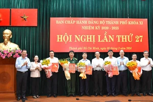 Thường trực Thành ủy TPHCM tặng hoa chúc mừng nhân sự mới vừa tham gia Ban Chấp hành Đảng bộ TP nhiệm kỳ 2020-2025. (Ảnh: Website Thành ủy)