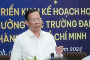 Ông Phan Văn Mãi, Chủ tịch UBND TPHCM, Chủ tịch Hội đồng hiệu trưởng chủ trì hội nghị. Ảnh: Mạnh Tùng