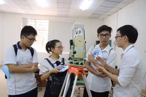 Học sinh THPT tìm hiểu chương trình học tập tại Trường Đại học Quốc tế (Đại học Quốc gia TPHCM). Ảnh: Nguyễn Ngọc