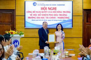 PGS.TS Hồ Thủy Tiên, Bí thư Đảng ủy, Chủ tịch Hội đồng trường (phải) trao quyết định bổ nhiệm TS Phạm Quốc Việt. Ảnh: UFM