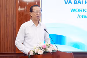 Thứ trưởng Phạm Ngọc Thưởng dự tọa đàm “Pháp luật về nhà giáo của một số quốc gia và bài học kinh nghiệm cho Việt Nam”. Ảnh: Mạnh Tùng