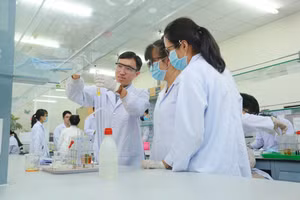 Nghiên cứu viên, sinh viên làm việc trong phòng thí nghiệm của Trường Đại học Quốc tế (Đại học Quốc gia TPHCM). (Ảnh minh họa: N.Ngọc)