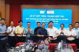 Nhà báo Triệu Ngọc Lâm, Tổng biên tập Báo Giáo dục và Thời đại (hàng trên, bên phải) và GS.TS Huỳnh Văn Sơn, Hiệu trưởng Trường Đại học Sư phạm TPHCM ký kết thỏa thuận hợp tác. Ảnh: Mạnh Tùng