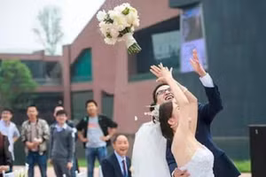 Clip: Chàng trai "biểu cảm khó hiểu" khi bạn gái bắt được hoa cưới