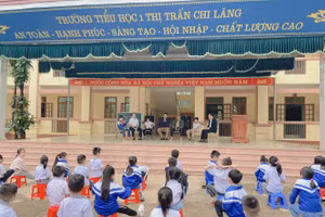 Giao lưu "Hành động nhỏ, Ý nghĩa lớn" của Trường Tiểu học 1 thị trấn Chi Lăng biểu dương các em học sinh nhặt được của rơi trả lại người mất