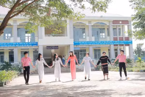 Cô và trò trường THPT Trần Cao Vân