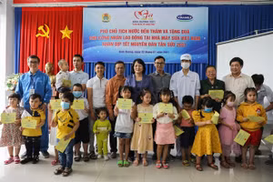 Phó Chủ tịch nước trao quà Tết cho người lao động và con em của nhân viên nhà máy sữa Vinamilk tại Bình Dương. 