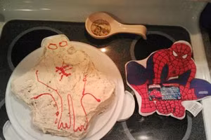 Hì hục cả buổi chiều, cô vợ làm được chiếc bánh sinh nhật này.
