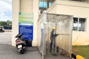  Buồng khử khuẩn được đặt tại cửa các công trình khí để yêu cầu sát khuẩn người vào