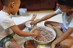 "Cười ra nước mắt" cách bố mẹ trông con mùa dịch Covid-19