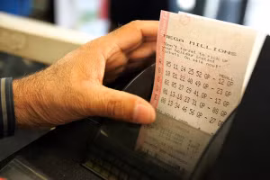 "Đen tình đỏ bạc", người đàn ông trúng số sau khi chia tay bạn gái.