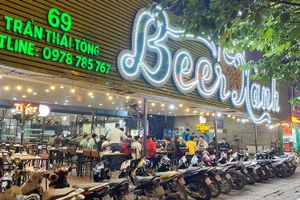 Nhiều khách đến quán "Beer Xanh" ở Trần Thái Tông và để xe máy thành hàng dài trên vỉa hè. Ảnh: Trọng Tài