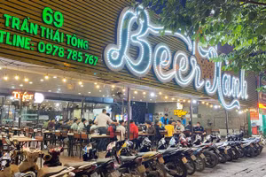 Nhiều khách đến quán "Beer Xanh" ở Trần Thái Tông và để xe máy thành hàng dài trên vỉa hè. Ảnh: Trọng Tài