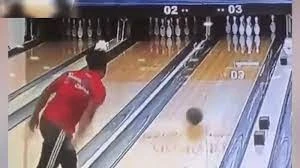 Clip: Màn biểu diễn ném bowling không thể tin nổi