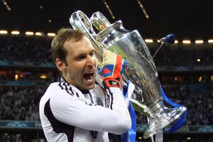 Cech là một trong những người hùng giúp Chelsea đăng quang Champions League.
