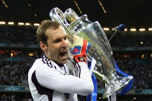 Cech là một trong những người hùng giúp Chelsea đăng quang Champions League.
