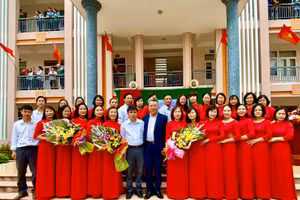 Tập thể cán bộ, giáo viên Trường THCS Nguyễn Hữu Tiến 