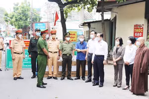 Đoàn công tác thăm hỏi lực lượng phòng, chống dịch tại Chốt kiểm soát xã Kiêu Kỵ huyện Gia Lâm