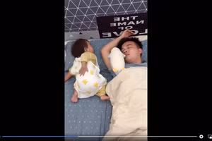 Clip: Em bé tự ru mình ngủ "đốn tim" dân mạng