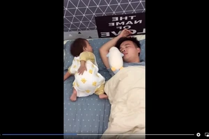 Clip: Em bé tự ru mình ngủ "đốn tim" dân mạng