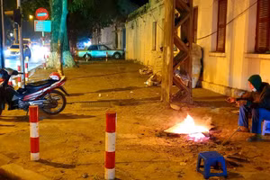 Thấy vợ lưỡng lự mãi mới nói thành lời, cô ấy bảo chẳng có tiền tiết kiệm nào cả. (Ảnh minh họa).