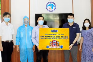 Vinamilk dành tặng 3000 phần quà 1/6 đến với các em nhỏ tại 7 tỉnh đang cách ly tập trung vì dịch bệnh. 
