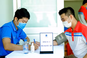 Luôn chăm lo sức khỏe cho người lao động trong mùa dịch bệnh.