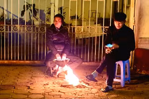 Trên phố Nguyễn Hữu Huân, bên cạnh các hàng café đông người còn có hàng chè chén đốt lửa mong đón được vài ba khách vãng lai.