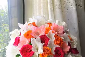 Trổ tài cắm hoa lay ơn theo cách “vạn người mê” của mẹ 8X 