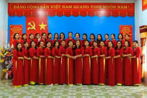 Tập thể cán bộ, giáo viên trường mầm non Việt Vinh