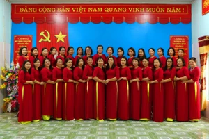 Tập thể cán bộ, giáo viên trường mầm non Việt Vinh