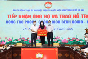 Chủ tịch Ủy ban MTTQ Việt Nam TP Nguyễn Lan Hương trân trọng cảm ơn các nhà tài trợ tại lễ tiếp nhận