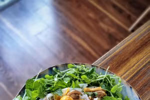 Ảnh chế hài hước: Bây giờ mới hiểu bắt cá hai tay là gì