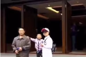 Vô tình làm vỡ gương khi dọn nhà, người phụ nữ bật khóc phát hiện bí mật của bố 