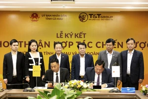 Ông Nguyễn Anh Tuấn - Phó Tổng Giám đốc Tập đoàn T&T Group (bên trái) và ông Lâm Văn Bi, Phó Chủ tịch UBND tỉnh Cà Mau (bên phải) ký kết thỏa thuận hợp tác chiến lược.