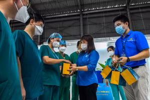 Gần 30.000 bánh Trung thu đi 1.300km "đường mây" đến với y bác sĩ tại miền Nam