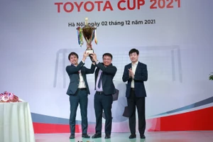 Đại diện nhà tài trợ Toyota, ông Hiroshi Okamura trao Cup giải bóng đá U9 cho Ban tổ chức giải.